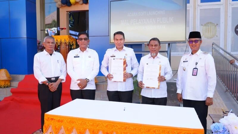 Plt Sekretaris Daerah Aceh Muhammad Diwarsyah, bersama Pj Bupati Nagan Raya Iskandar, melakukan Penandatanganan Perjanjian Kerja Sama antara Pemerintah Aceh dengan Pemerintah Kabupaten Nagan Raya, di Kantor Bupati setempat, Rabu (7/1/2025). Foto: Dok. Prokopim Setda Aceh