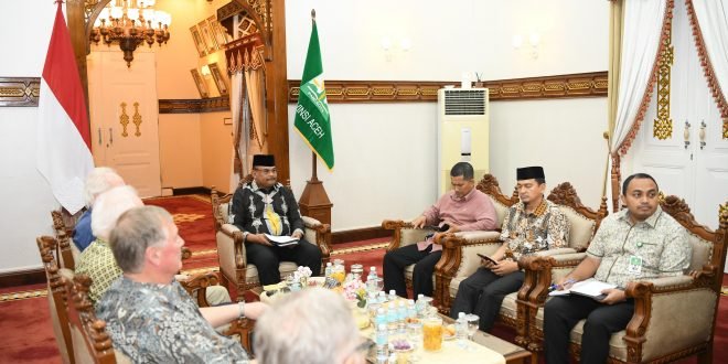 Pj Gubernur Aceh Dr H Safrizal ZA M Si, menerima kunjungan sejumlah mantan relawan Norwegia Red Cross, di ruang tengah Meuligoe Gubernur Aceh, Selasa (28/1/2026). Foto: Dok. Prokopim Setda Aceh