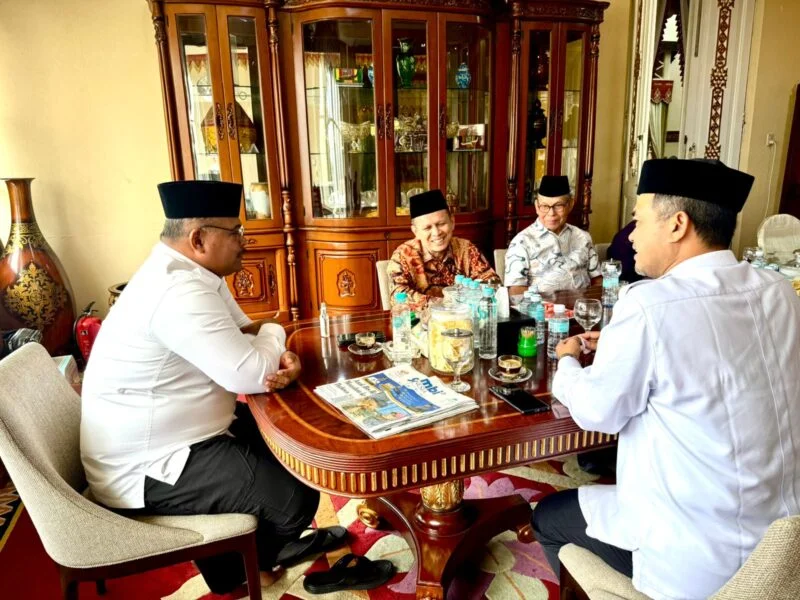 Penjabat Gubernur Aceh, Dr. H. Safrizal ZA, M.Si, menerima audiensi Pimpinan  Wilayah Dewan Mesjid Indonesia (DMI) Aceh, terkait rencana Musyawarah Wilayah (muswil) ke III di Pendopo Gubernur Aceh, rabu, (8/1/2025). Foto: Dok. Prokopim Setda Aceh