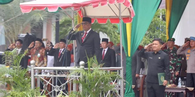 Plt. Sekda Aceh, Drs. Muhammad Diwarsyah, M. Si, saat menjadi Inspektur Upacara Hari Amal Bakti Kemenag RI ke-79, di Halaman Asrama Haji Embarkasi Aceh, Banda Aceh, Jum'at, (3/1/2025).