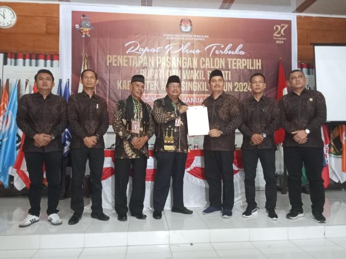 Melalui Rapat Pleno KIP Kabupaten Aceh Singkil resmi menetapkan pasangan H. Safriadi Oyon, S.H - H.Hamzah Sulaiman, S.H, sebagai Bupati dan Wakil Bupati Aceh Singkil terpilih periode 2025-2030, Kamis (9/1/2024). (Foto : Dok. NOA.co.id).