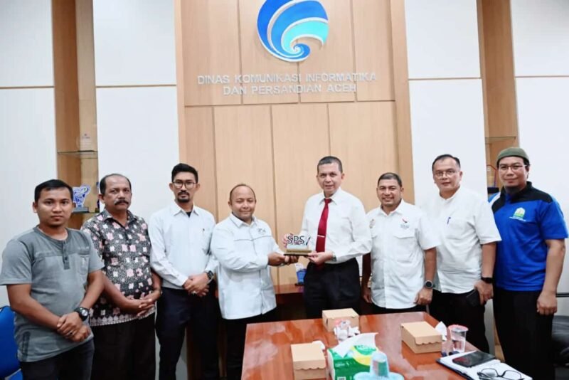 Kadis Kominsa Aceh Marwan Nusuf foto bersama Panitia HUT SPS Ke- 79 bertempat di Kantor Diskominsa Aceh, Rabu (22/01/2025). Foto: Dok. SPS Aceh.