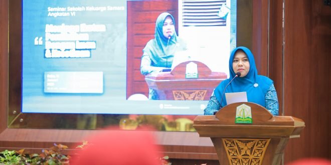Pj. Ketua TP-PKK Aceh, Hj. Safriati, S.Si, M.Si, saat menyampaikan materi pada Sekolah Keluarga Samara TP-PKK Aceh Angkatan VI, di Anjong Mon Mata, Banda Aceh, Rabu (15/1/2025).