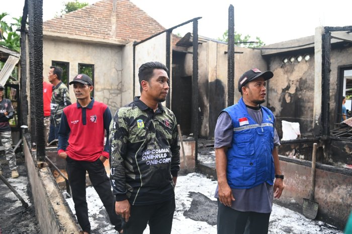 Plt Kadis Sosial Aceh Besar Aulia Rahman SSTP MM, meninjau kondisi rumah yang ludes terbakar, di Gampong Ulee Ue, Kecamatan Indrapuri, Aceh Besar, Sabtu (14/12/2024) yang lalu. FOTO/ MC ACEH BESAR