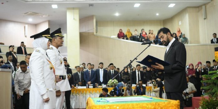 Gubernur Aceh, Muzakir Manaf, mengambil sumpah dan melantik Illiza Sa'aduddin Djamal sebagai Wali Kota dan Afdhal Khalilullah sebagai Wakil Wali Kota Banda Aceh periode 2025-2030, dalam rapat paripurna DPRK Banda Aceh, pada Rabu, (12/2/2025). Foto: Dok. Prokopim Setda Aceh