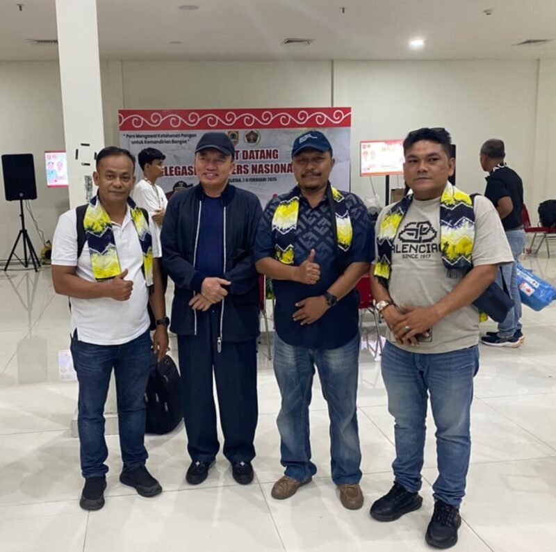 Pengurus Serikat Perusahaan Pers (SPS) Provinsi Aceh foto Bersama Pada Peringatan Hari Pers Nasional (HPN) 2025 di Bandar Udara Internasional Syamsudin Noor, Pada Jumat (7/2/2025). Foto: Dok. SPS Aceh