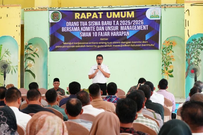 Kadisdik Aceh Marthunis, ST., D.E.A., menekankan pentingnya dukungan orang tua dalam mendorong prestasi anak-anak serta peran sekolah dalam mencetak generasi unggul, saat menghadiri pertemuan silaturahmi di SMAN 10 Fajar Harapan, Rabu 5 Februari 2025. Foto: Dok. Dinas Pendidikan Aceh