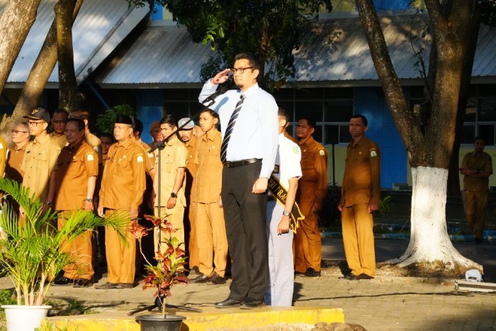 Kepala Dinas Pendidikan Aceh, Bapak Marthubis, S.T., D.E.A, memberikan motivasi kepada siswa SMK 1, 2, dan 3 Banda Aceh dalam upacada bendera yang berlangsung pada Senin, 3 Februari 2025. Foto: Dok. Dinas Pendidikan Aceh