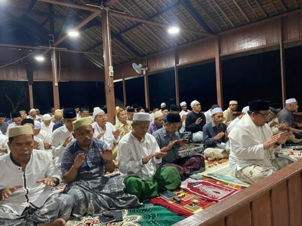 Sambut Malam Nisfu Syakban, Jamaah Balee Beut Meuligoe Laksanakan Shalat Sunat Tasbih. Foto: Dok. Ist