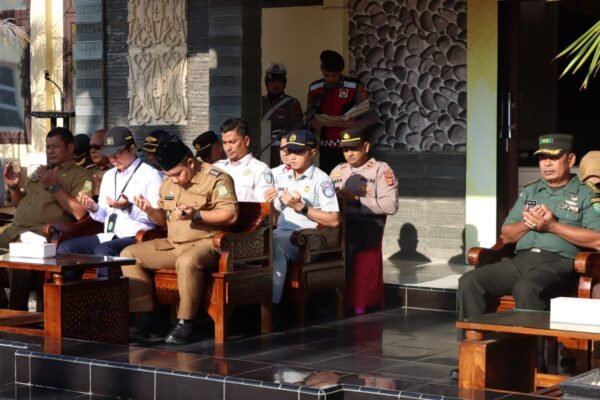 Pj Bupati Aceh Baesar Muhammad Iswanto SSTP MM bersama Plt Sekda Bahrul Jamil S.Sos MSi mengadiri Apel gelar pasukan dalam rangka Operasi Keselamatan Seulawah-2025 dihalaman Apel Mapolres Aceh Besar, Kota Jantho, Senin (10/02/2025). Foto: Dok. MC Aceh Besar