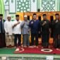 Pj Bupati Aceh Besar Muhammad Iswanto, S.STP, MM foto bersama Bupati dan Wakil Bupati Aceh Besar terpilih 2024-2030 Syech Muharram Idris dan Syukuri  A Jalil di Masjid Nurul Huda, Gampong Cot Kareng, Kecamatan Blang Bintang, Aceh Besar, Sabtu (08/02/2025). Foto: Dok. MC Aceh Besar