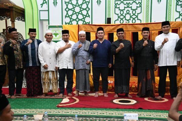 Pj Bupati Aceh Besar Muhammad Iswanto, S.STP, MM foto bersama Bupati dan Wakil Bupati Aceh Besar terpilih 2024-2030 Syech Muharram Idris dan Syukuri  A Jalil di Masjid Nurul Huda, Gampong Cot Kareng, Kecamatan Blang Bintang, Aceh Besar, Sabtu (08/02/2025). Foto: Dok. MC Aceh Besar