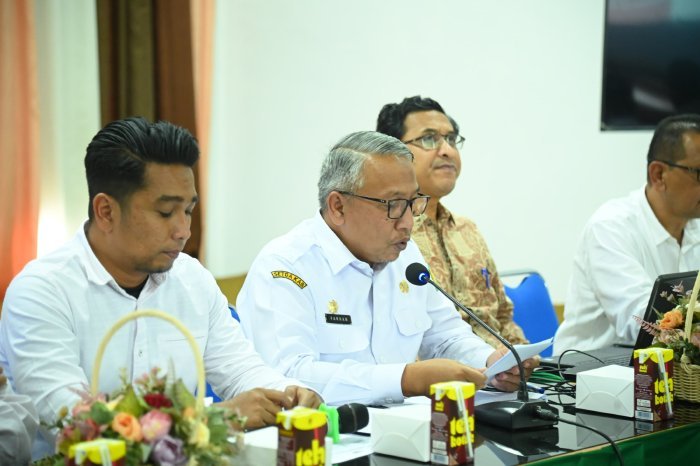 Asisten I Sekdakab Aceh Besar Farhan AP membuka Seminar Usulan Pahlawan Nasional Panglima Teuku Nyak Makam di Dekranasda Aceh Besar, Kecamatan Ingin Jaya, pada Rabu (5/2/2025). Foto: Dok. MC Aceh Besar