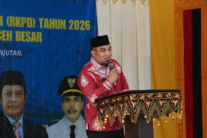 Pj Bupati Aceh Besar Muhammad Iswanto, S.STP, MM menyampaikan sambutan dan arahan sekaligus membuka Munsrenbang RKPD Tahun 2026 di Gedung UDKP Kecamatan Indrapuri, Aceh Besar, Kamis (06/02/2025).