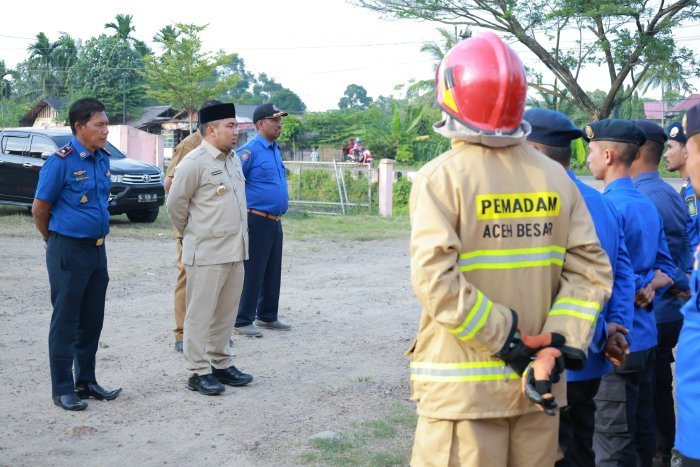 PJ Bupati Aceh Besar, Muhammad Iswanto, S.STP, MM didampingi Kalaksa BPBD Aceh Besar, Ridwan Jamil S.Sos, M.Si, pimpin apel bersama saat meninjau kesiapsiagaan Damkar di Pos Induk sibreh, Kecamatan Sukamakmur, Aceh Besar, Selasa (04/02/2025). FOTO/MC