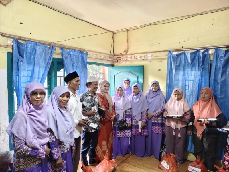 Istri Wagub Bersama PW Salimah Aceh dan Laznas Yakesma Santuni 42 Keluarga Tunanetra. Foto: Ist