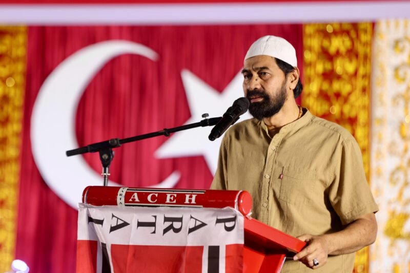 Gubernur Aceh H. Muzakir Manaf menyampaikan sambutan sekaligus menyantuni anak yatim dan disabiitas pada acara buka puasa dan doa bersama untuk Alm. Tgk. H. Kamaruddin Bin Abubakar,  di Bale Meuseuraya Aceh, Banda Aceh, Rabu, (26/3/2025). Foto: Dok. Prokopim Setda Aceh