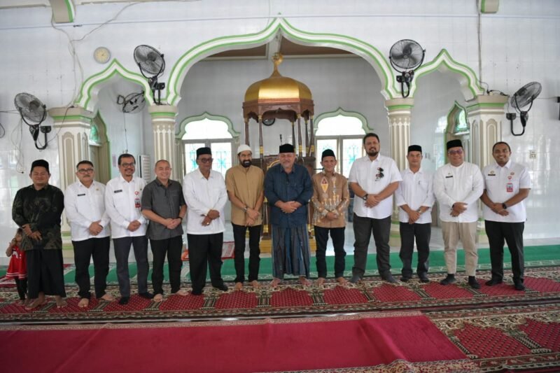 Gubernur Aceh, Muzakir Manaf bersama Wagub Aceh, Fadhlullah dan Kepala SKPA silaturahmi dengan Masyarakat Teupin Raya sekaligus mendoakan Kepada Almarhum Kamaruddin Bin Abu Bakar di Masjid Baitul Istiqamah Teupin Raya, Pidie, Rabu, (26/03/2025). Foto: Ist