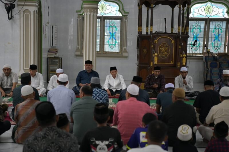 Wakil Gubernur Aceh, Fadhlullah, SE  Bersama Kepala Satuan Kerja Perangkat Aceh, menggelar Samadiah dan do'a bersama untuk Almarhum Kamaruddin Bin Abu Bakar atau yang akrab disapa Abu Razak, yang dirangkai dengan buka puasa bersama dengan masyarakat, di Masjid Baitul Istiqamah Teupin Raya, Rabu (26/3/2025). Foto: Dok. Prokopim Setda Aceh