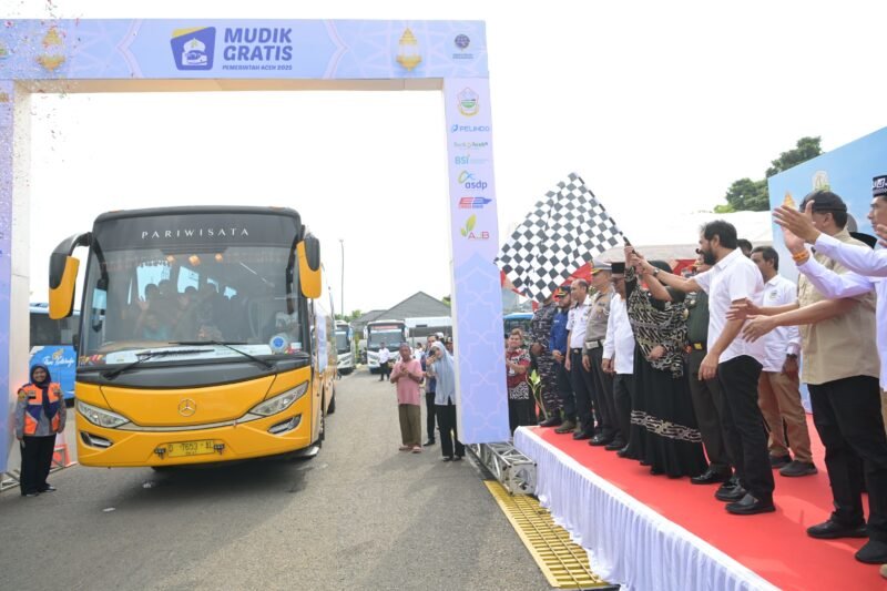 Gubernur Aceh, Muzakir Manaf bersama Forkopimda melepas keberangkatan mudik gratis pemerintah Aceh Tahun 2025 di terminal Batoh Banda Aceh, (27/3/2025). Foto: Dok. Prokopim Setda Aceh