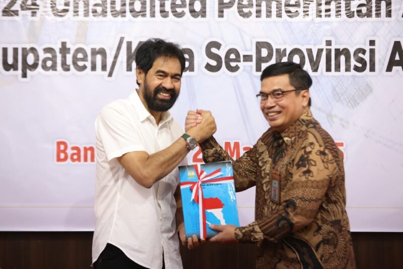 Gubernur Aceh Muzakir Manaf, memberi sambutan sekaligus melakukan Penyerahan Laporan Keuangan Pemerintah Daerah (LKPD) Tahun 2024 Unauditef Pemerintah Aceh, kepada Kepala BPK RI Perwakilan Aceh, Andri Yogama, S.E., M.M., Ak., CSFA, di Kantor BPK RI Perwakilan Aceh, Kamis, (27/3/2025). Foto: Dok. Prokopim Setda Aceh