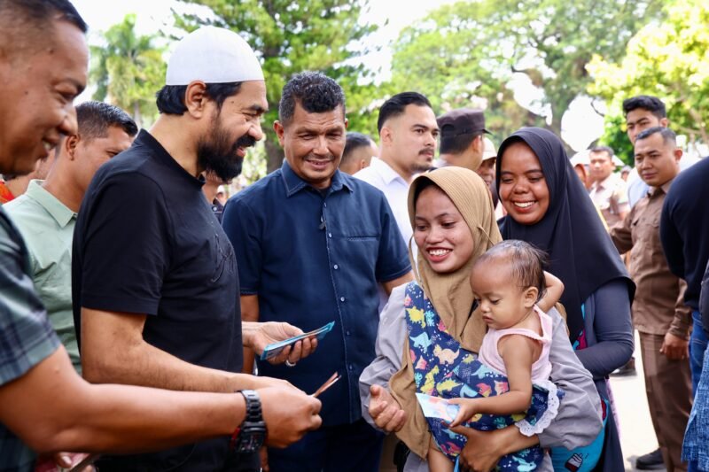 Gubernur Aceh, Muzakir Manaf, menyerahkan santunann untuk fakir miskin di Meuligoe Gubernur Aceh, Minggu (30/3/2025). Foto: Dok. Biro Prokopim Setda Aceh