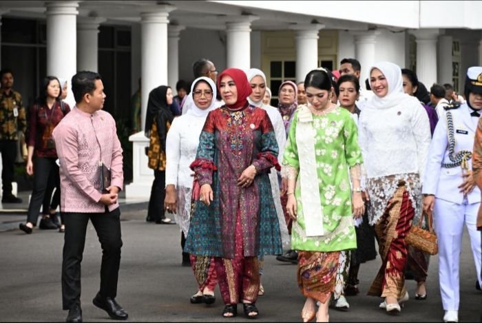 Marlina Usman istri Gubernur Aceh, saat dilantik sebagai Ketua Dewan Kerajinan Nasional Daerah (Dekranasda) Aceh periode 2025-2030, oleh Ketua Umum Dekranas Selvi Gibran Rakabuming, di Istana Wakil Presiden, Jakarta Pusat, Senin, 3 Maret 2025.