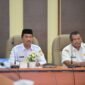 Wakil Bupati Aceh Besar Drs Syukri A. Jalil didampingi Plt. Sekretaris Daerah Bahrul Jamil S.Sos M.Si mengikuti Peluncuran Monitoring Center for Prevention (MCP) KPK 2025 secara daring dari Aula Sanusi Wahab, Kantor Bupati Aceh Besar, Kota Jantho, Rabu (05/03/2025). Foto: Dok. Mc Aceh Besar