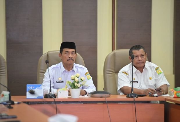 Wakil Bupati Aceh Besar Drs Syukri A. Jalil didampingi Plt. Sekretaris Daerah Bahrul Jamil S.Sos M.Si mengikuti Peluncuran Monitoring Center for Prevention (MCP) KPK 2025 secara daring dari Aula Sanusi Wahab, Kantor Bupati Aceh Besar, Kota Jantho, Rabu (05/03/2025). Foto: Dok. Mc Aceh Besar