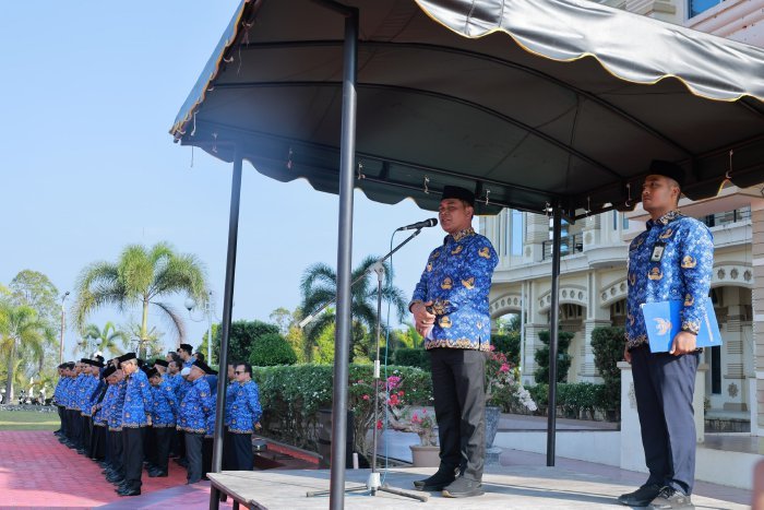 Bupati Aceh Besar H Syech Muharram Idris bertindak selaku Pembina Apel Gabungan Perdana Organisasi Perangkat Daerah di halaman Kantor Bupati Aceh Besar, Senin (17/2/2025) pagi. Foto: Dok. Prokopim Pemkab Aceh Besar
