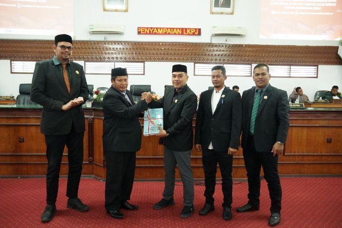 Plt. Sekretaris Daerah Bahrul Jamil S.Sos M.Si menyampaikan Laporan Keterangan Pertanggung Jawaban (LKPJ) Kepala Daerah tahun anggaran 2024 pada Sidang Paripurna II di Gedung DPRK Kota Jantho, Senin (24/02/2025). Foto: Dok. MC Aceh Besar