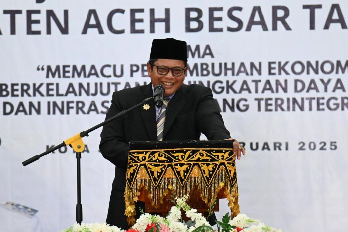 Plt Sekdakab Aceh Besar Bahrul Jamil SSos MSi memberi sambutan sekaligus membuka Musrenbang RKPD Aceh Besar Tahun 2026 di SKB Kota Jantho Aceh Besar, Senin (24/02/2025). Foto: Dok. MC Aceh Besar