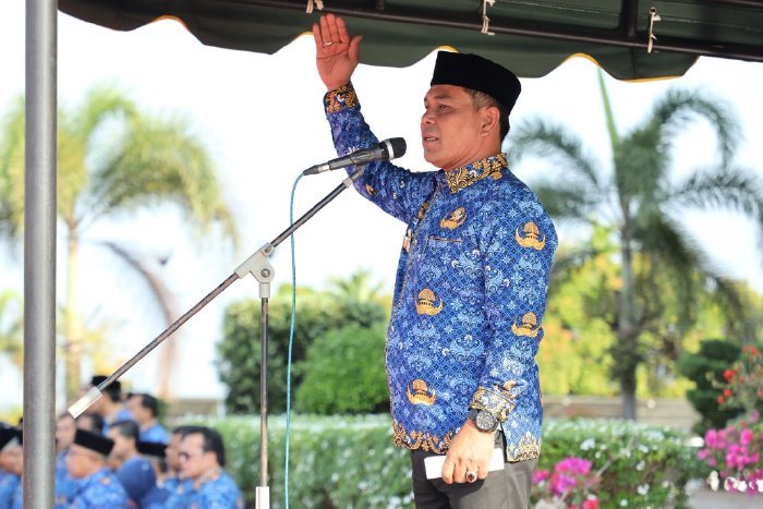 H. Muharram Idris atau Syech Muharram bertindak selaku pembina apel perdana dengan para OPD (Organisasi Pemerintah Daerah), serta seluruh ASN dan PPPK dalam lingkungan Pemkab Aceh Besar, di halaman Kantor Bupati Aceh Besar, Senin (17/2/2025). Foto: Dok. MC Aceh Besar.