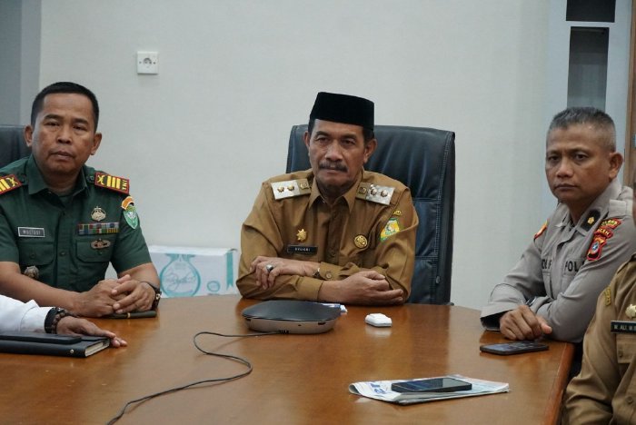 Wakil Bupati Aceh Besar Drs Syukri A Jalil mengikuti Rapat Koordinasi (Rakor) Langkah Konkret Pengendalian Inflasi Daerah dan Akselerasi Sertifikasi Produk Halal secara virtual di ruang kerjanya di Kota Jantho, Selasa (04/03/2024). Foto: Dok. MC Aceh Besar