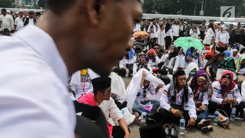 Sejumlah Guru honorer Kategori 2 ( HK2 ) berkumpul di depan gedung MPR/DPR, Jakarta, Senin (23/7). Forum Honorer K2 tersebut berdatangan dari seluruh pelosok Indonesia untuk menyuarakan aspirasinya.