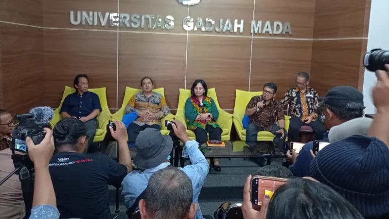 Petinggi UGM yang dipimpin Wakil Rektor Wening Udasmoro memberikan keterangan kepada wartawan