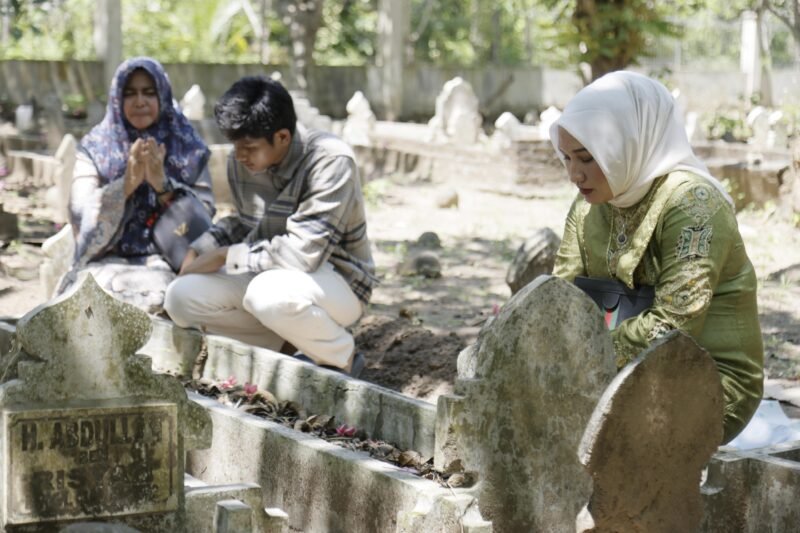 Ketua TP PKK Aceh Berziarah ke Makam Ayah di Momen Idulfitri. Foto: Dok. Biro Prokopim Setda Aceh