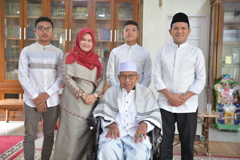 Wagub Fadhlullah Halal bi Halal ke Kediaman Abon Arongan. Foto: Dok. Biro Prokopim Setda Aceh