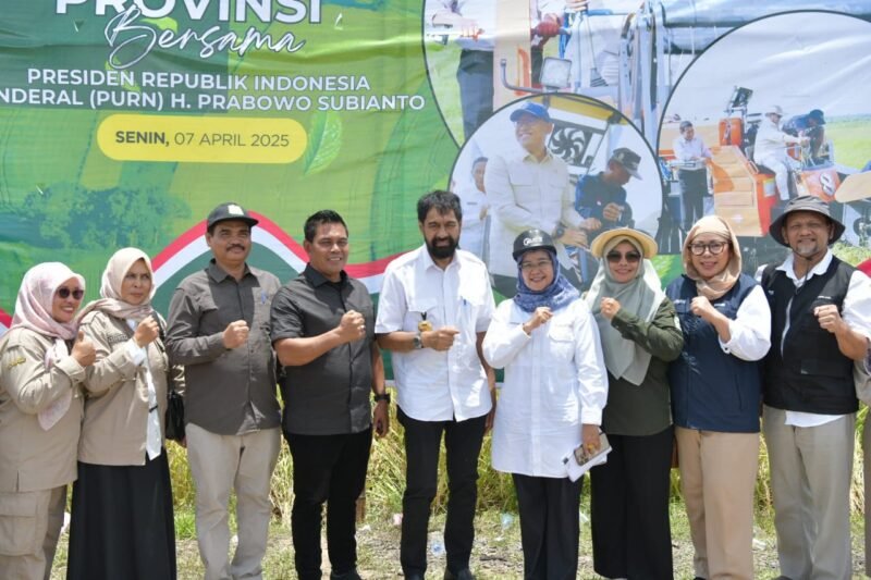 Gubernur Aceh, Muzakir Manaf Bersama Anggota DPR RI Dapil Aceh, T.A. Khalid, Pangdam IM, Niko Fahrizal, Waka Polda Aceh, Misbahul Munawar, Bupati Aceh Besar, Muharram Idris Panen Raya Padi Serentak di 14 Provinsi dengan Presiden RI, Prabowo Subianto secara Zoom Virtual di Gampong Lamcarak Tanoh Abee, Kecamatan Seulimum, Aceh Besar, Senin (07/04/2025). Foto: Dok. Biro Prokopim Setda Aceh
