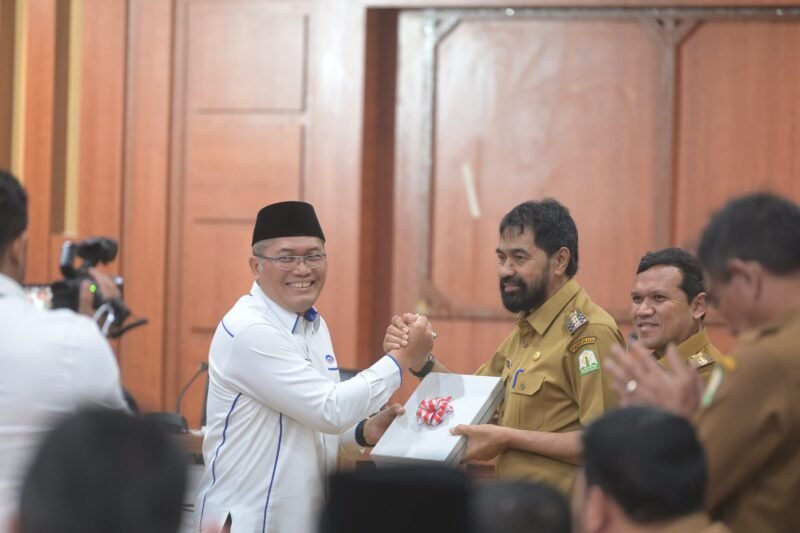 Gubernur Terima Hasil Pemeriksaan Laporan Keuangan Pemerintah Aceh Tahun 2024 dari BPKP. Foto: Dok. Biro Prokopim Setda Aceh