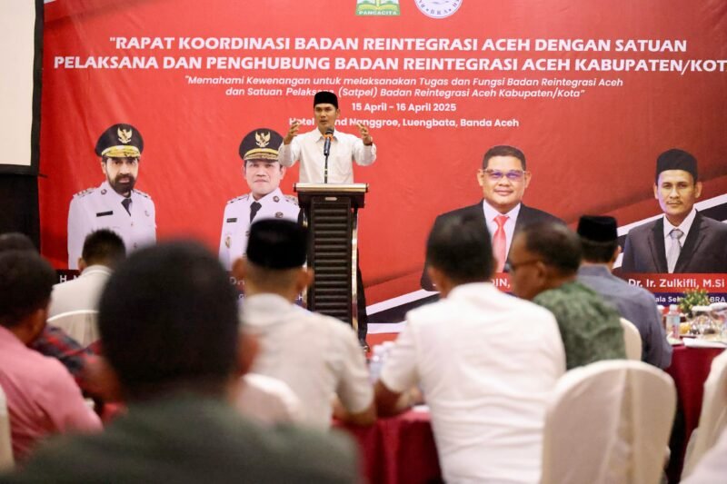 Plt. Sekda Aceh, M. Nasir, S.IP, MPA , atas nama Gubernur Aceh memberi sambutan sekaligus membuka Rapat Koordinasi Badan Reintegrasi Aceh (BRA) dengan Satuan Pelaksana dan Penghubung BRA Kabupaten/Kota se Aceh, di Hotel Grand Nanggroe, Banda Aceh, Selasa, (15/4/2025). Foto: Dok. Biro Adpim Setda Aceh