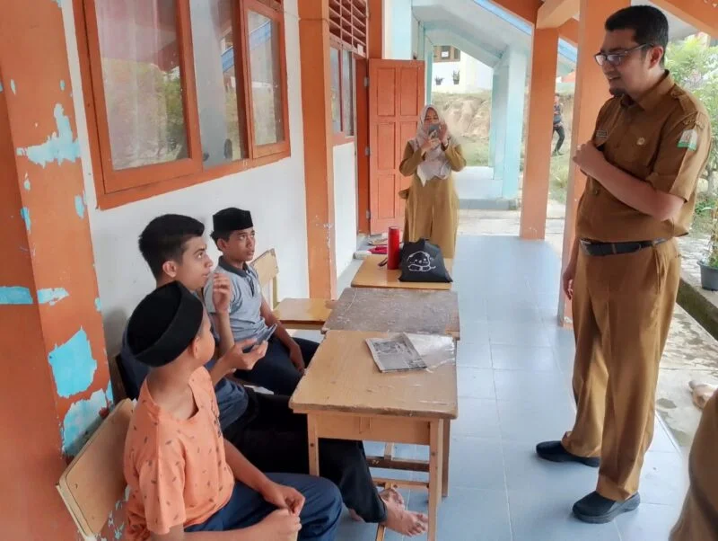 Kadisdik Aceh Marthunis saat berbincang-bincang dengan siswa SMPN 2 Ali Hasyimi Aceh Besar