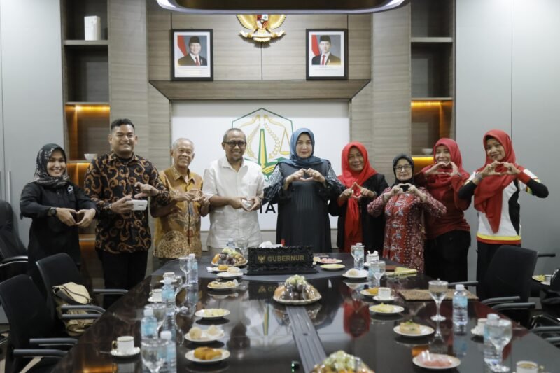 Ketua TP PKK Aceh Marlina Usman, selaku Pembina Yayasan Jantung Indonesia Aceh, memberikan arahan, usai mendengar pemaparan dari Ketua YJI Aceh, terkait kampanye jantung sehat bagi masyarakat, di ruang rapat Meuligoe Gubernur Aceh, Jum’at (25/4/2025). Foto: Dok. Biro Adpim Setda Aceh