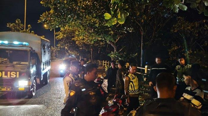 GELAR RAZIA - Personel Polresta Banda Aceh menggelar razia di sejumlah ruas jalan dalam kota, Sabtu (19/4/2025) malam.