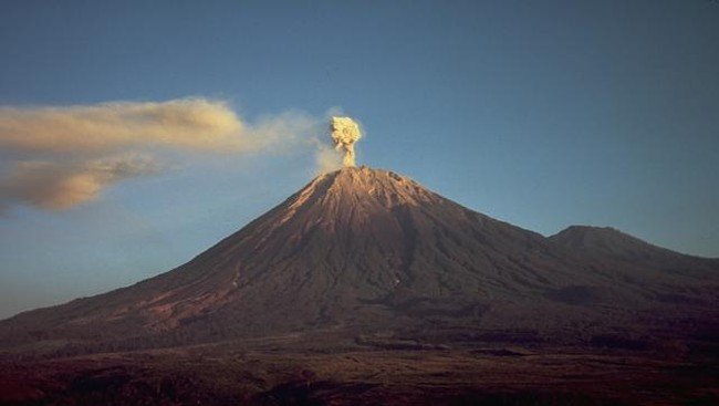 Gunung Semeru yang memiliki ketinggian 3.676 meter diatas permukaa laut (mdpl) erupsi disertai  letusan setinggi 1.000 meter diatas puncak.