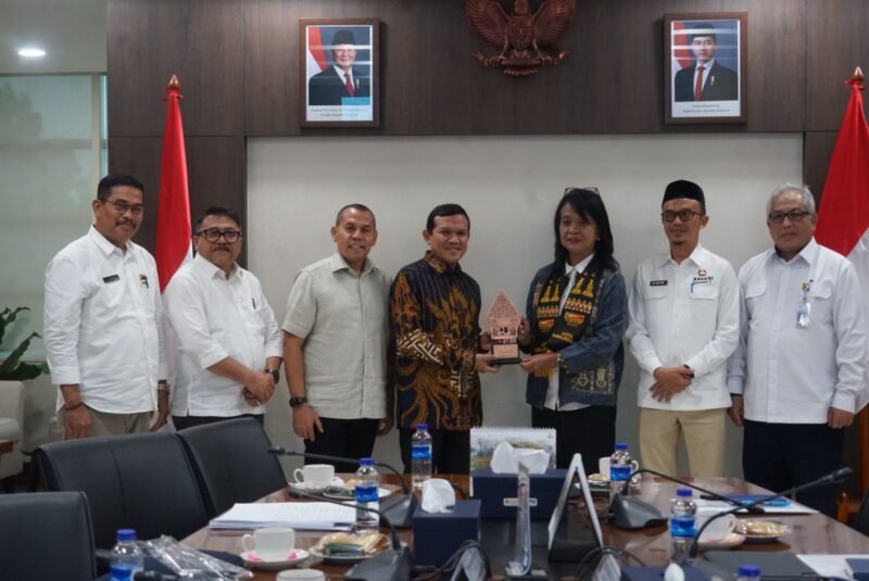 Wagub Fadhlullah Bahas TPST Blang Bintang dan Banjir Subulussalam di Kementerian PU. Foto: Biro Adpim Setda Aceh