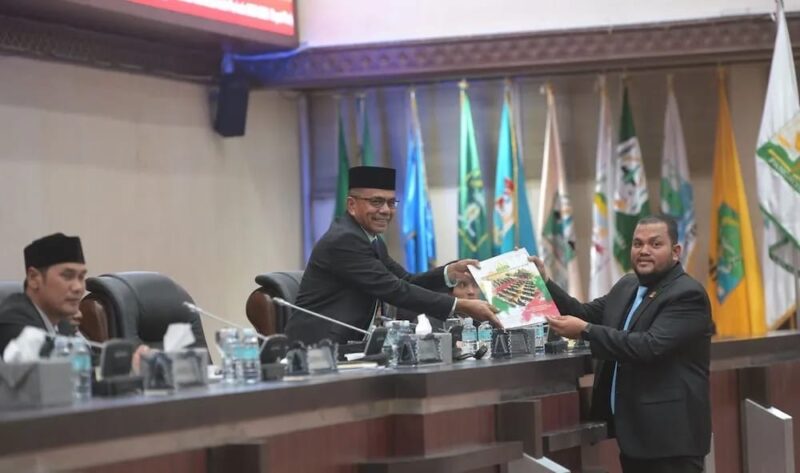 Ketua Banleg DPR Aceh Irfansyah serahkan Program Legislasi Aceh 2024-2029 kepada Wakil Ketua DPR Aceh Saifuddin Muhammad, Selasa 15/4/2025. Foto: Dok. Humas DPRA