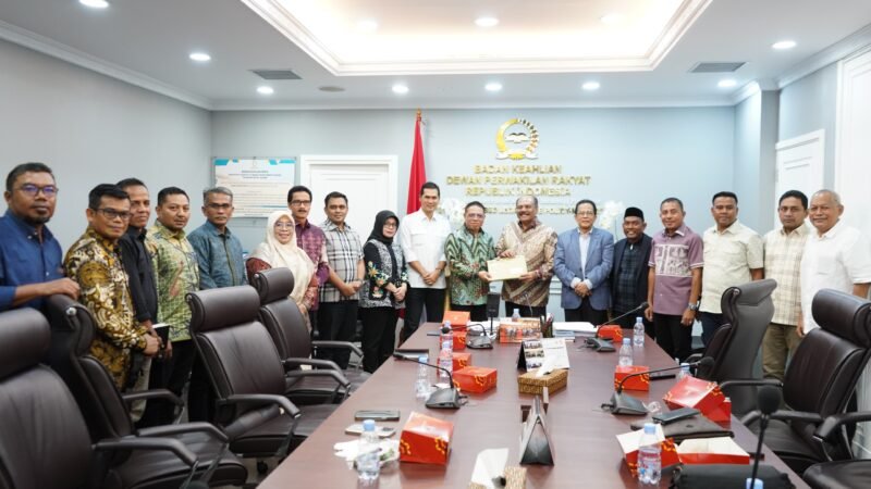 Wakil Ketua DPR RI Ali Basrah didampingi Tim Perumus Revisi UUPA saat serahkan draft final revision UUPA ke BK Setjen DPR RI, Jumat (23/5/2025). Foto: Dok. DPR Aceh