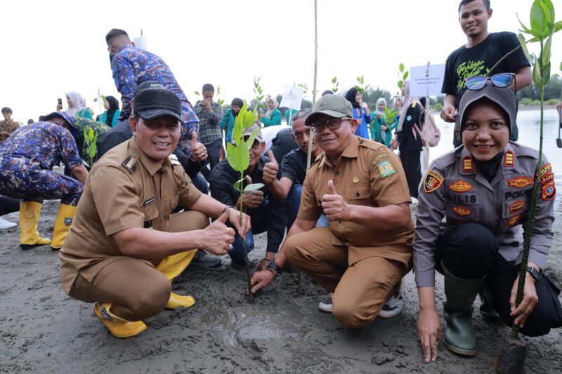 Bupati Aceh Besar H Muharram Idris menghadiri sekaligus membuka acara gerakan peduli lingkungan dalam rangka memperingati Hari Keanekaragaman Hayati Internasional di Mon Singet, Kajhu, Kecamatan Baitulsalam, Senin ( 26/05/2025 ). FOTO/PROKOPIM PEMKAB ACEH BESAR