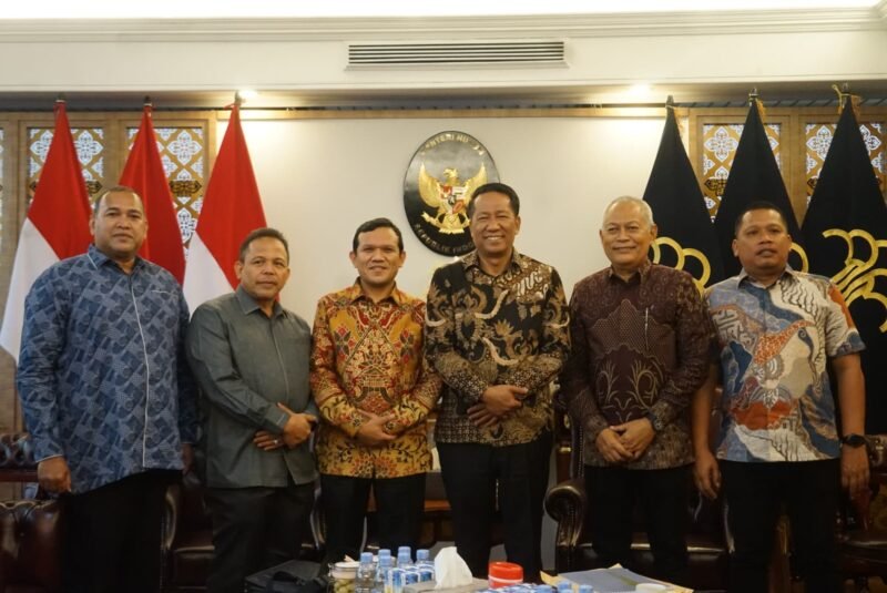 Keterangan Foto 2: Wakil Gubernur Aceh, Fadhlullah didampingi Juru Bicara Pemerintah Aceh, Teuku Kamaruzzaman, dan sejumlah Anggota DPR Aceh, saat bertemu Menteri Hukum  Supratman Andi Agtas, di Kementerian Hukum, Jakarta, Rabu, 28 Mei 2025. Foto: Dok.Biro Adpim Setda Aceh